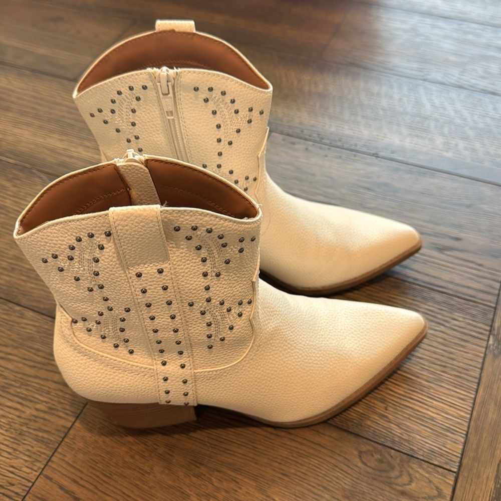 Universal Thread Women's White and Cream Boots 6.5 - Picture 3 of 8